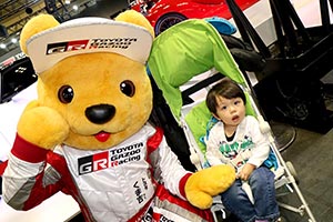 トヨタ くま吉 黄緑色のベビーカーの男の子と@ 大阪オートメッセ2016