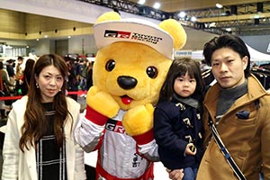 トヨタ くま吉 ベージュと白のコートの3人家族と@ 大阪オートメッセ2016