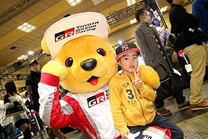 トヨタ くま吉 マス

タード色のパーカの少年と@ 大阪オートメッセ2016