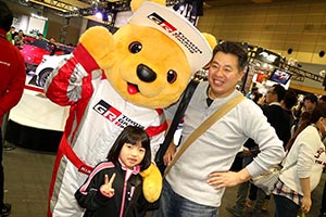 トヨタ くま吉 黒とピンクのジャンパーの親子と@ 大阪オートメッセ2016