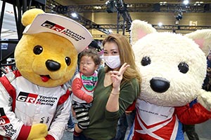 トヨタ くま吉 ルーキーちゃんとカーキ色のセーターの親子と@ 大阪オートメッセ2016
