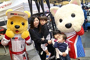 トヨタ くま吉 ルーキーちゃんと親子4人と@ 大阪オートメッセ2016
