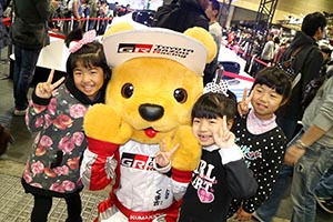 トヨタ くま吉 リボンのヘアバンドをした3人姉妹と@ 大阪オートメッセ2016