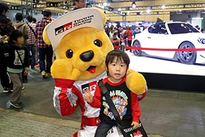 トヨタ くま吉 黒と赤のラグランの男の子と@ 大阪オートメッセ2016