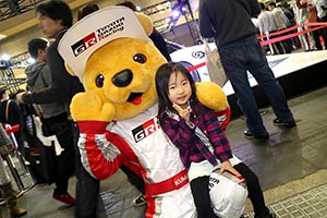 トヨタ くま吉 ピン

クと黒のチェックシャツの女の子と@ 大阪オートメッセ2016