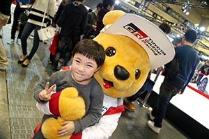 トヨタ くま吉 ダークグレーのスウェットの少年と@ 大阪オートメッセ2016