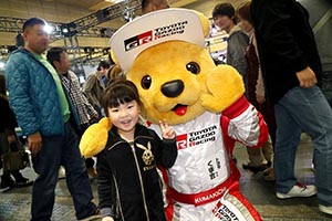 トヨタ くま吉 黒と金色のジャンパーの女の子と@ 大

阪オートメッセ2016