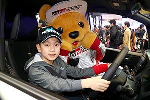 トヨタ くま吉 ペトロナスキャップの少年に運転してもらう@ 大阪オートメッセ2016