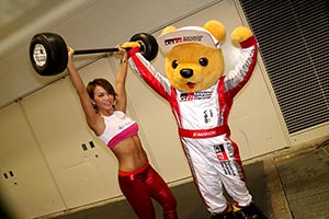 トヨタ くま吉 クルマッチョレディとポーズを決める@ 

大阪オートメッセ2016