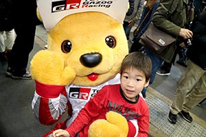 トヨタ くま吉 赤いロンTの少年と@ 大阪オートメッセ2016