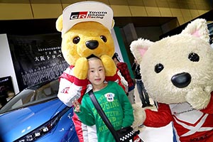 トヨタ くま吉 ルーキーちゃんとミニ4駆のステッカーを貼ったスポーツ刈りの男の子と@ 大阪オートメッセ2016