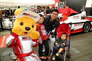 トヨタ くま吉 カメラをもった3人親子と@ 大阪オートメッセ2016