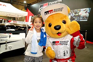 トヨタ くま吉 青いタオルを首から下げた女の子と@ 大阪オートメッセ2016