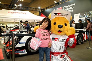 トヨタ くま吉 マイメロバッグを提げた女の子と@ 大

阪オートメッセ2016