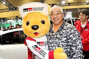 トヨタ くま吉 黒白の迷彩柄のフリースの男性と@ 大

阪オートメッセ2016