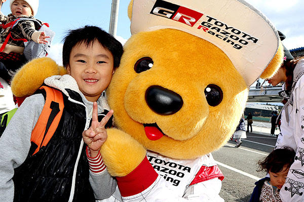 トヨタ くま吉 オレンジのリュックを背負った男の子と顔を寄せて2ショット@ モースポフェス in 九州