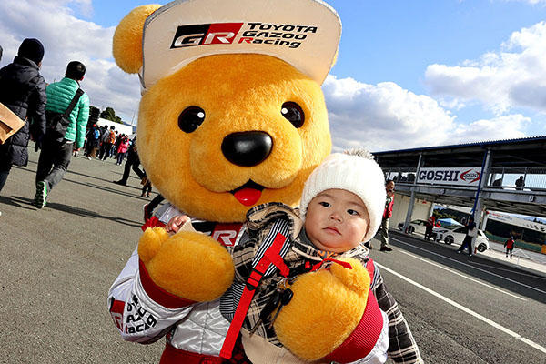 トヨタ くま吉 白いニット帽子をかぶった赤ちゃんと一緒に@ モースポフェス in 九州