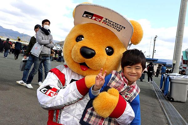 トヨタ くま吉 赤と紺のチェック柄のベストを着た男の子と一緒に@ モースポフェス in 九州