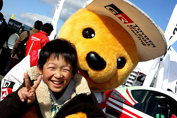 トヨタ くま吉 チョコレート色のフリースを着た男の子と一緒に@ モースポフェス in 九州