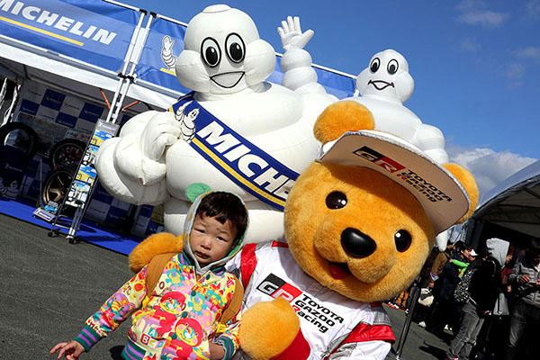 トヨタ くま吉 カラフルな動物柄のパーカーを着た男の子とビバンダム君と一緒に@ モースポフェス in 九州