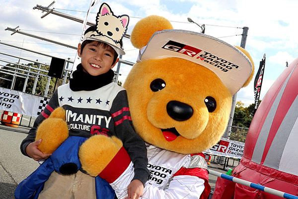 トヨタ くま吉 ルーキーちゃんのペーパーバイザーをかぶった男の子と一緒に@ モースポフェス in 九州