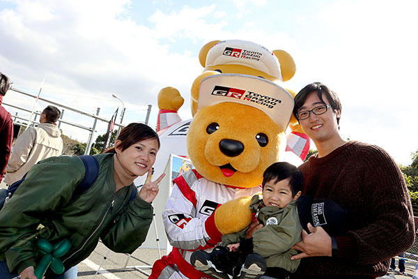 トヨタ くま吉 カーキの上着を着た男の子とご両親と一緒に@ モースポフェス in 九州