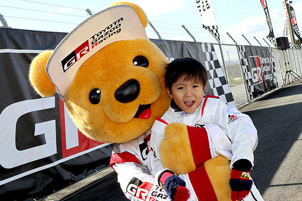 トヨタ くま吉 なりきり撮影会のレーシングスーツを着た男の子と一緒に@ モースポフェス in 九州