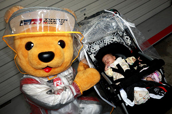 トヨタ くま吉 黒のベビーカートで寝ている赤ちゃんと並んで2ショット@ スーパーフォーミュラ 2017年 第7戦 鈴鹿
