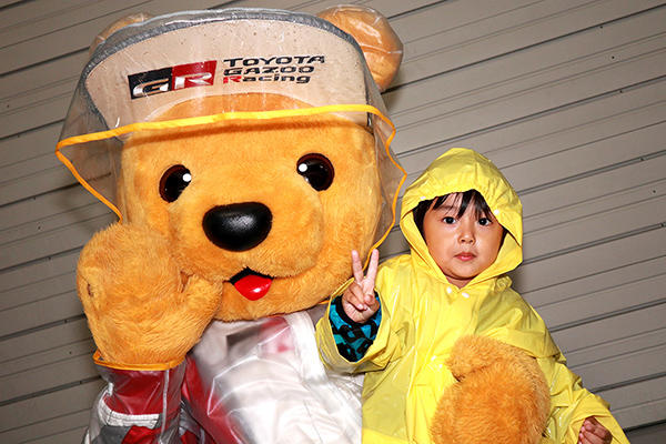 トヨタ くま吉 レモンイエローのレインコートを着た男の子と一緒に@ スーパーフォーミュラ 2017年 第7戦 鈴鹿
