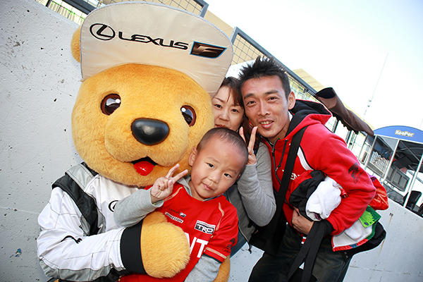 レクサス くま吉  山下選手、赤いシャツを着た男の子とご家族と一緒に@ SUPER GT 2018年 第3戦 鈴鹿