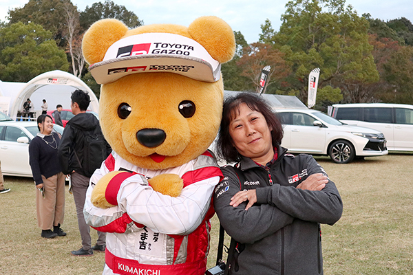 ルーキー & トヨタ くま吉 TGR WRCチームウェアを着た女性といっしょに@ 全日本ラリー 第10戦 新城ラリー2018