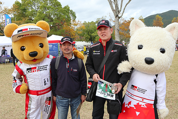 ルーキー & トヨタ くま吉 TGR WRCチームウェアを着た男性2人といっしょに@ 全日本ラリー 第10戦 新城ラリー2018