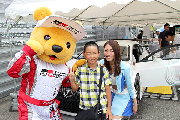 トヨタ くま吉 黄色のチェック柄のシャツの子とSUGO RACE QUEENと@ 大衡工場夏祭り 2018 07.29