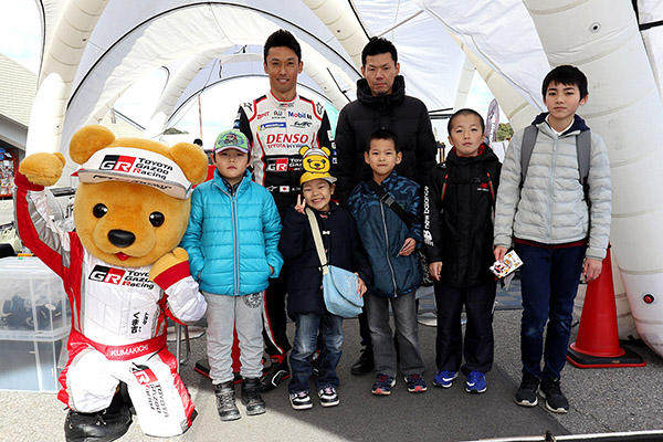 トヨタ くま吉 中嶋選手と5人の子供達とお父さんと一緒に@ おかざきクルまつり