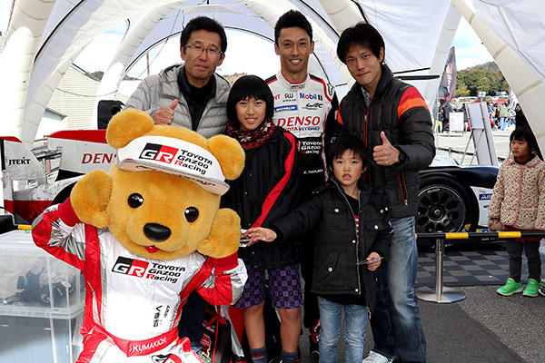 トヨタ くま吉 中嶋選手と2組の子連れと一緒に@ おかざきクルまつり