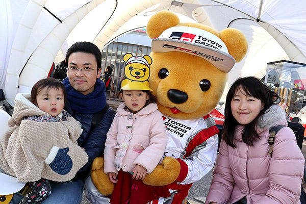 トヨタ くま吉 ピンクのダウンコートを着た4人家族と一緒に@ おかざきクルまつり