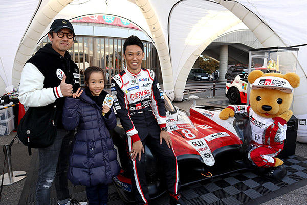 トヨタ くま吉 中嶋選手と黒白のスタジャンを着た親子と一緒に@ おかざきクルまつり