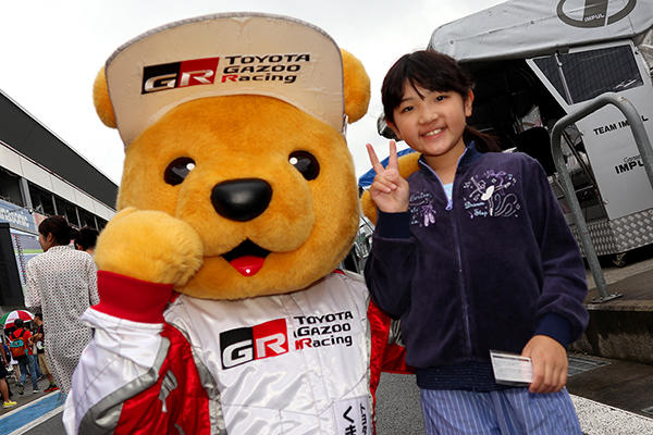 トヨタ くま吉 紫のジャンパーを着た女の子と一緒に@ スーパーフォーミュラ 2018年 第4戦 富士