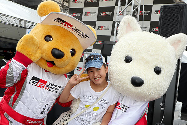 トヨタ くま吉 ルーキーちゃんと目玉焼きTシャツを着た女の子と一緒に@ スーパーフォーミュラ 2018年 第4戦 富士