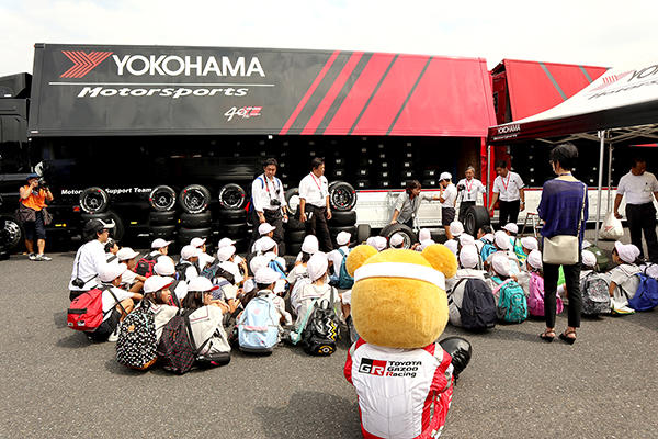 トヨタ くま吉 座って子供たちと説明を聞く@ スーパーフォーミュラ 2018年 第6戦 岡山