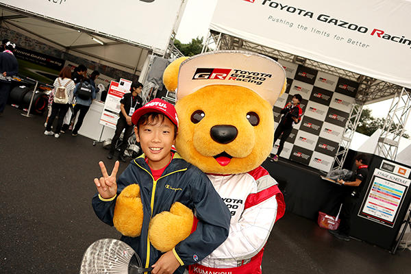トヨタ くま吉 Championジャケットを着た少年と@ スーパーフォーミュラ 2018年 第6戦 岡山
