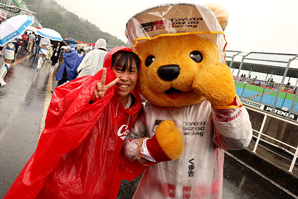 トヨタ くま吉 赤い雨具を着た女性と@ スーパーフォーミュラ 2018年 第6戦 岡山