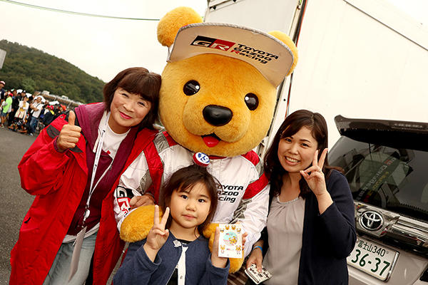 トヨタ くま吉 くま吉ステッカーを手にした親子と@ スーパーフォーミュラ 2018年 第6戦 岡山