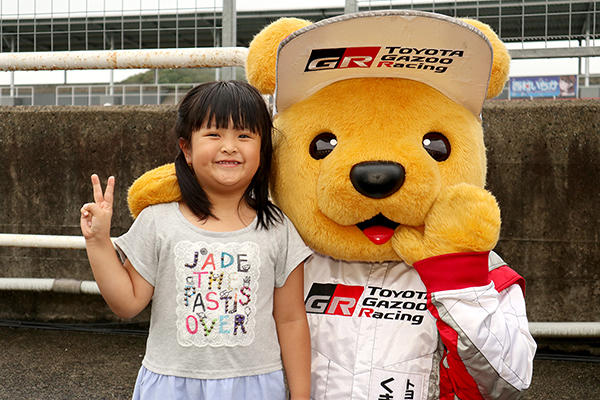 トヨタ くま吉 グレーのTシャツを着た女の子と@ スーパーフォーミュラ 2018年 第6戦 岡山