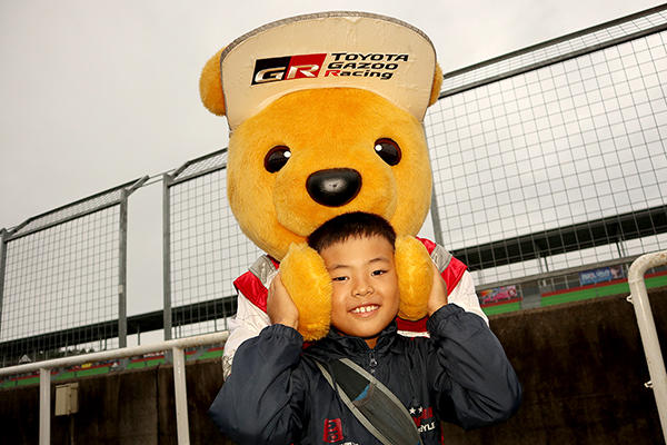 トヨタ くま吉 黒のジャケットを着た男の子と@ スーパーフォーミュラ 2018年 第6戦 岡山