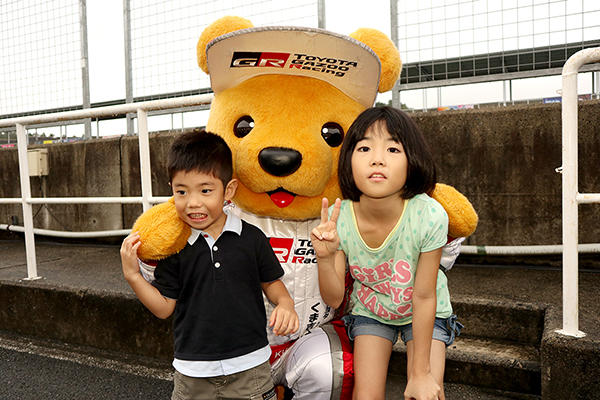 トヨタ くま吉 黒のポロシャツを着た姉弟と@ スーパーフォーミュラ 2018年 第6戦 岡山