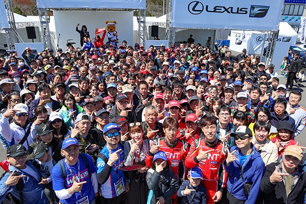 レクサス くま吉 セルモのドライバーとファンの集合写真@ SUPER GT 2019年 第1戦（開幕戦）岡山