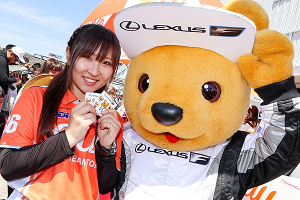 レクサス くま吉 TOM'Sの女性マネージャーと一緒に@ SUPER GT 2019年 第1戦（開幕戦）岡山