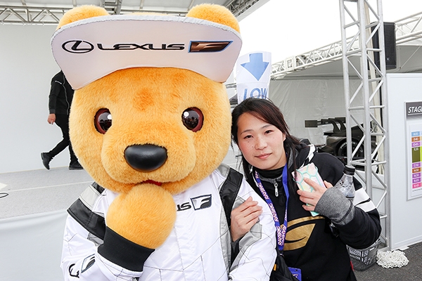 レクサス くま吉 SGTロゴパーカを着た女性と一緒に@ SUPER GT 2019年 第1戦（開幕戦）岡山