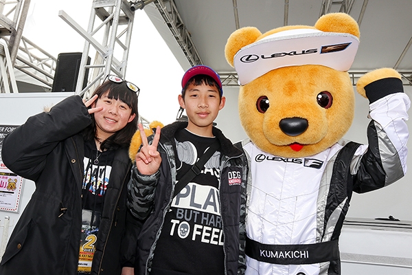 レクサス くま吉 ヘッドホンがプリントされた服を着た兄妹と一緒に@ SUPER GT 2019年 第1戦（開幕戦）岡山